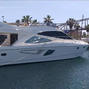 Yacht In Barcelona Bateau-hôtel